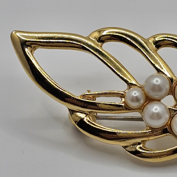 Vintage Gold Tone Leaf Brooch Faux Pearl Cluster Pin 2.5" - Picture 5 of 14